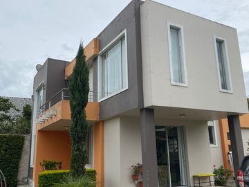 Atuntaqui - De venta Hermosa casa cerca al estadio de Atuntaqui