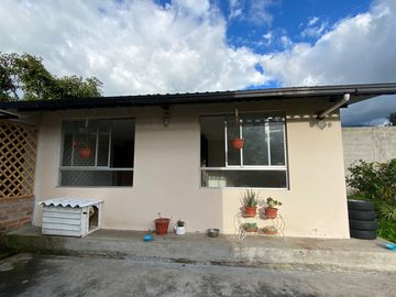 Atuntaqui - De venta Hermosa casa cerca al estadio de Atuntaqui