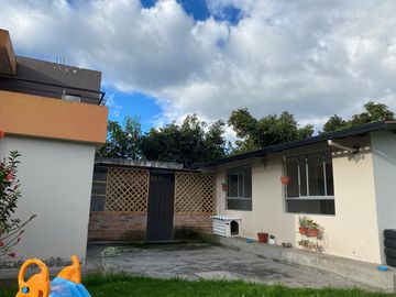 Atuntaqui - De venta Hermosa casa cerca al estadio de Atuntaqui
