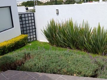 Casa en venta Juriquilla con jardin y cuarto de servicio