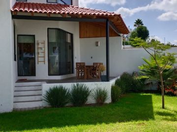 Casa en venta Juriquilla con jardin y cuarto de servicio