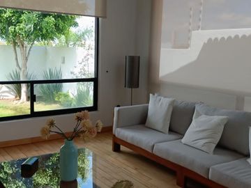 Casa en venta Juriquilla con jardin y cuarto de servicio
