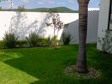 Casa en venta Juriquilla con jardin y cuarto de servicio