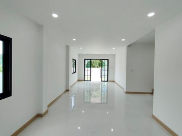 Newly built house for sale, near Kad Farang, SIBS, Lanna school, on Chiang Mai-Hang Dong Road
