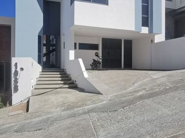 Casa en Venta en BOSQUES DEL REFUGIO,  Cada recamara con baño