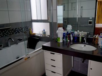VENDO DEPARTAMENTO EN MALECON CISNEROS 3 DORM 2 COCHERAS $455000