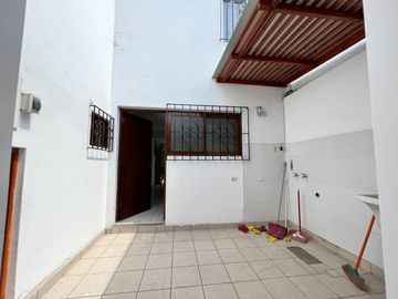 VENTA DE AMPLIA CASA POR EL ÓVALO HIGUERETA en SURCO