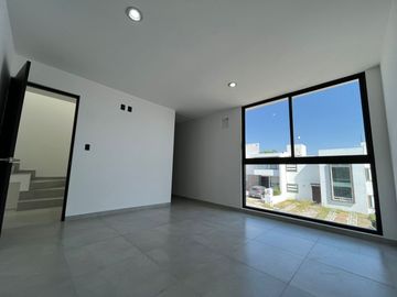 VENTA CASA CON ESTUDIO O RECAMARA EN PLANTA BAJA GRAND JURIQUILLA