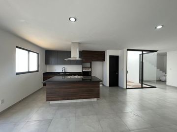 VENTA CASA CON ESTUDIO O RECAMARA EN PLANTA BAJA GRAND JURIQUILLA