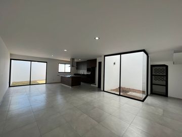 VENTA CASA CON ESTUDIO O RECAMARA EN PLANTA BAJA GRAND JURIQUILLA
