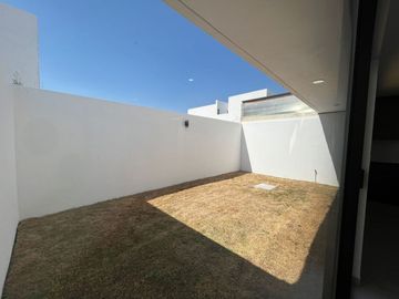 VENTA CASA CON ESTUDIO O RECAMARA EN PLANTA BAJA GRAND JURIQUILLA