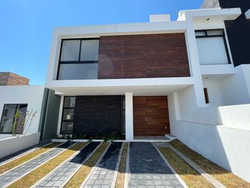 VENTA CASA CON ESTUDIO O RECAMARA EN PLANTA BAJA GRAND JURIQUILLA