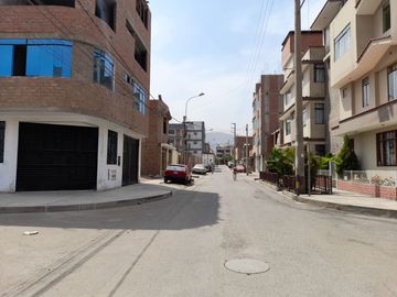 VENTA TERRENO ATE URB. REAL STA CLARA INGRESANDO POR PISTA NUEVA 251M2