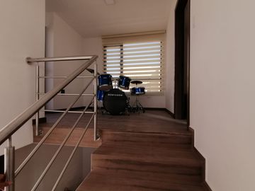 CASA   EN VENTA POR ESTRENAR . IZAMBA. AMBATO!!