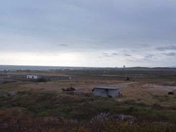 En venta terreno de 10,500 m2 al pie del mar en Engabao en Playas. (JP)