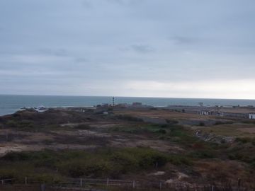 En venta terreno de 10,500 m2 al pie del mar en Engabao en Playas. (JP)