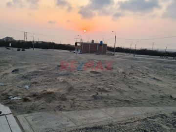 Venta De Terreno En Portales De Salaverry / 90 M2 / $30,000 / Frente A Parque