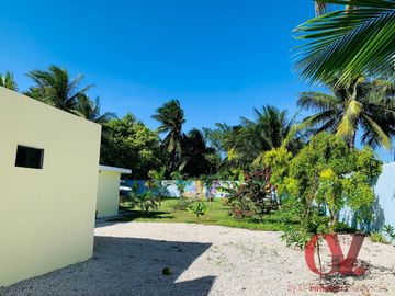 CASA DE UN PISO CON TERRENO GRANDE EN TERCERA FILA DE LA PLAYA  EN PROGRESO