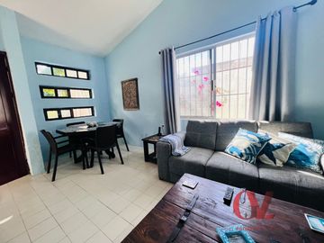 CASA DE UN PISO CON TERRENO GRANDE EN TERCERA FILA DE LA PLAYA  EN PROGRESO