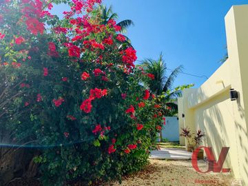 CASA DE UN PISO CON TERRENO GRANDE EN TERCERA FILA DE LA PLAYA  EN PROGRESO