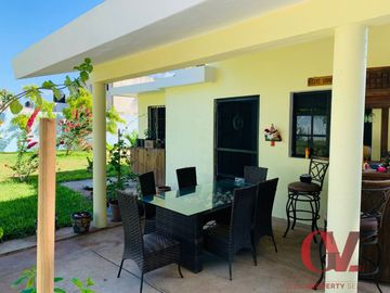CASA DE UN PISO CON TERRENO GRANDE EN TERCERA FILA DE LA PLAYA  EN PROGRESO