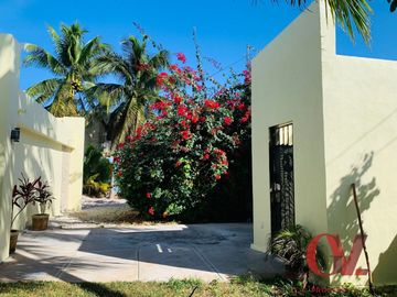 CASA DE UN PISO CON TERRENO GRANDE EN TERCERA FILA DE LA PLAYA  EN PROGRESO