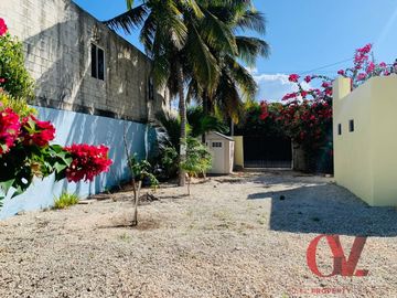 CASA DE UN PISO CON TERRENO GRANDE EN TERCERA FILA DE LA PLAYA  EN PROGRESO