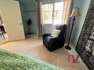 CASA DE UN PISO CON TERRENO GRANDE EN TERCERA FILA DE LA PLAYA  EN PROGRESO