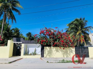 CASA DE UN PISO CON TERRENO GRANDE EN TERCERA FILA DE LA PLAYA  EN PROGRESO