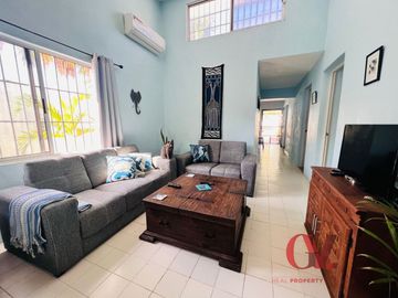 CASA DE UN PISO CON TERRENO GRANDE EN TERCERA FILA DE LA PLAYA  EN PROGRESO