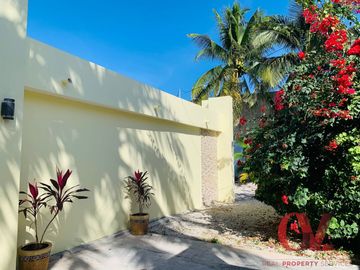 CASA DE UN PISO CON TERRENO GRANDE EN TERCERA FILA DE LA PLAYA  EN PROGRESO