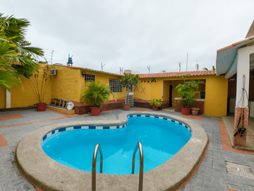 Venta de Casa Brisas del Mar Bravo con piscina, sector del nuevo aeropuerto de Salinas
