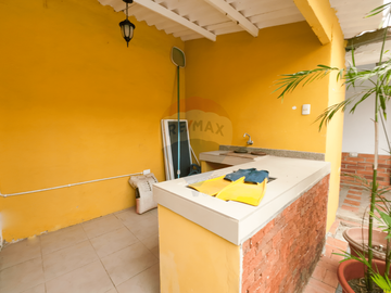 Venta de Casa Brisas del Mar Bravo con piscina, sector del nuevo aeropuerto de Salinas