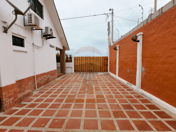 Venta de Casa Brisas del Mar Bravo con piscina, sector del nuevo aeropuerto de Salinas