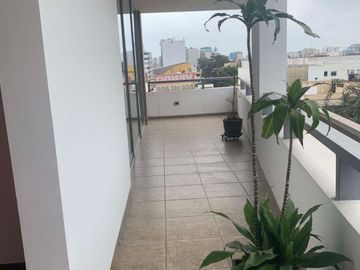 VENDO LINDO DUPLEX EN AURORA, MIRAFLORES (CON 186 M2 DE AIRES)