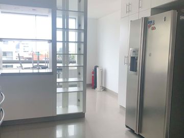 VENDO LINDO DUPLEX EN AURORA, MIRAFLORES (CON 186 M2 DE AIRES)