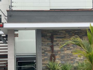 VENDO LINDO DUPLEX EN AURORA, MIRAFLORES (CON 186 M2 DE AIRES)