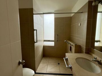VENDO LINDO DUPLEX EN AURORA, MIRAFLORES (CON 186 M2 DE AIRES)