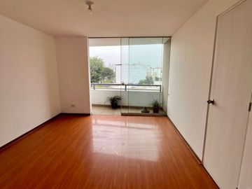 VENDO LINDO DUPLEX EN AURORA, MIRAFLORES (CON 186 M2 DE AIRES)