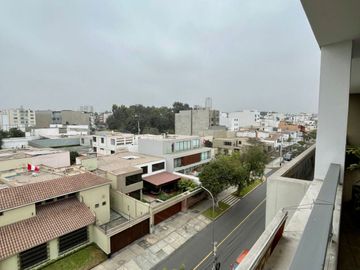 VENDO LINDO DUPLEX EN AURORA, MIRAFLORES (CON 186 M2 DE AIRES)