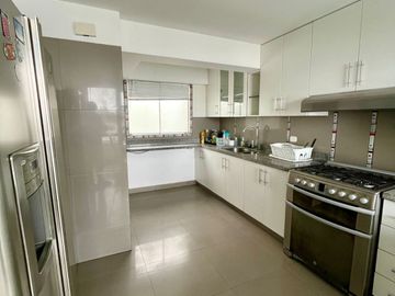 VENDO LINDO DUPLEX EN AURORA, MIRAFLORES (CON 186 M2 DE AIRES)