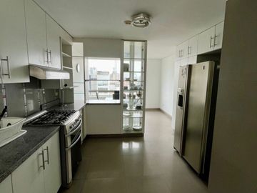VENDO LINDO DUPLEX EN AURORA, MIRAFLORES (CON 186 M2 DE AIRES)