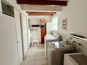 VENDO LINDO DUPLEX EN AURORA, MIRAFLORES (CON 186 M2 DE AIRES)