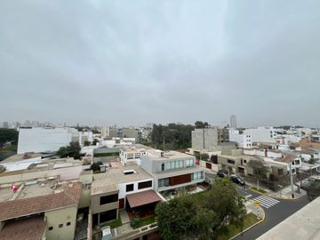 VENDO LINDO DUPLEX EN AURORA, MIRAFLORES (CON 186 M2 DE AIRES)