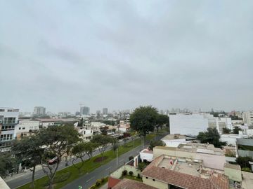 VENDO LINDO DUPLEX EN AURORA, MIRAFLORES (CON 186 M2 DE AIRES)