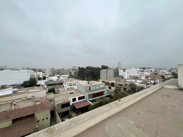 VENDO LINDO DUPLEX EN AURORA, MIRAFLORES (CON 186 M2 DE AIRES)