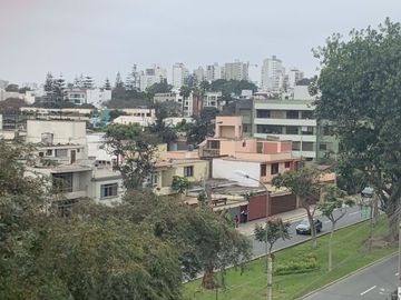 VENDO LINDO DUPLEX EN AURORA, MIRAFLORES (CON 186 M2 DE AIRES)