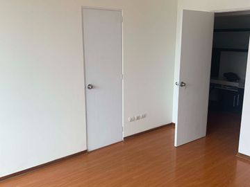 VENDO LINDO DUPLEX EN AURORA, MIRAFLORES (CON 186 M2 DE AIRES)