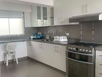 VENDO LINDO DUPLEX EN AURORA, MIRAFLORES (CON 186 M2 DE AIRES)