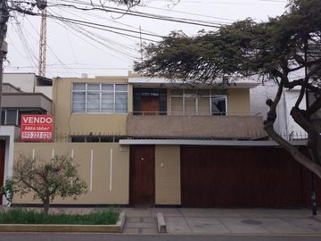 VENTA DE CASA COMO TERRENO - SAN ISIDRO